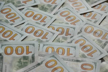 Birçok yüz dolarlık banknot dokusunun işlenmiş kolajı. Pankart, arkaplan veya 3B haritalama için doku