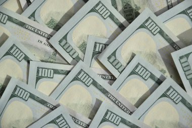 Birçok yüz dolarlık banknot dokusunun işlenmiş kolajı. Pankart, arkaplan veya 3B haritalama için doku