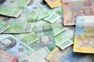 Ukrayna 'nın işlenmiş Hryvnia UAH kolajı banknotların dokusunu destekler. Pankart, arkaplan veya 3B haritalama için doku