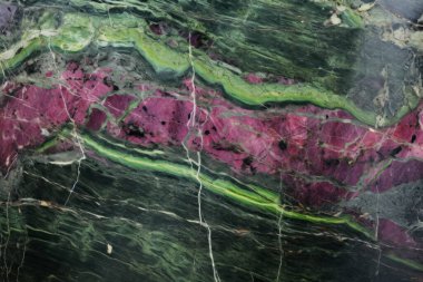 Zoisite tanzanit taşından işlenmiş kolaj mor ve yeşil doku. Pankart, arkaplan veya 3B haritalama için doku