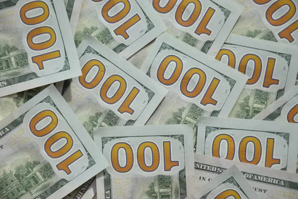 Birçok yüz dolarlık banknot dokusunun işlenmiş kolajı. Pankart, arkaplan veya 3B haritalama için doku