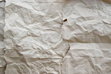 Buruşuk kağıt, karton arka plan. Kahverengi kraft yaprak dokusu, yırtık antika sayfa, duvar kağıdı veya parşömen soyut tasarımı, yatay kaba karton, eski malzeme