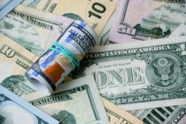 100 dolarlık banknotlar, doğal ışık altında büyük miktarlarda Amerikan dolarına bağlı.