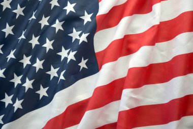 Amerika Birleşik Devletleri bayrağı, yıldız ve şeritlerle kaplıdır. Resmi Amerikan Bayrağı gün ışığında kıvrımlarla el sallıyor