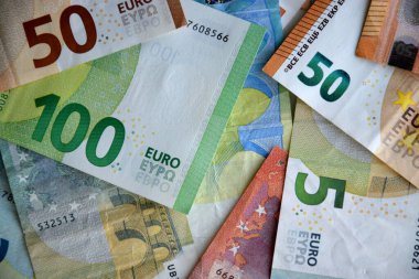 Bir çok Avrupa Euro 'su kaotik bir düzenleme içinde. Farklı renkte ve durumdaki banknotlar yığını kapat