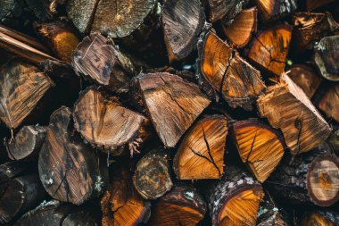 Kış için hazırlanmış odun yığınının işlenmiş görüntüsü. Yakacak odun kesimi, yakın plan.