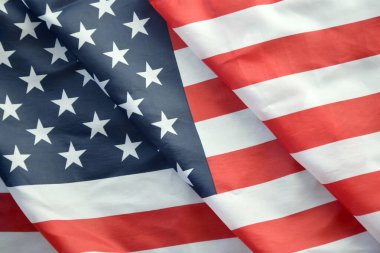 Amerika Birleşik Devletleri bayrağı, yıldız ve şeritlerle kaplıdır. Resmi Amerikan Bayrağı gün ışığında kıvrımlarla el sallıyor