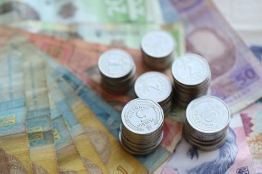 Birkaç yığın Ukrayna parası eski Hryvnia banknotlarının üzerinde yatıyor.