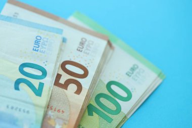 Büyük meblağda, mavi arka planda yüz yirmi-elli euro para faturası.