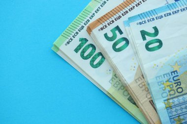 Büyük meblağda, mavi arka planda yüz yirmi-elli euro para faturası.