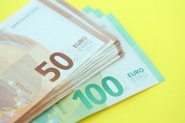 Sarı arka planda 150 Euro 'luk büyük bir meblağ. Yakın plan.
