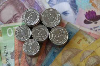 Birkaç yığın Ukrayna parası eski Hryvnia banknotlarının üzerinde yatıyor.