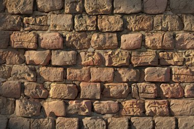 Eski çatlak kırmızı tuğla duvarın fotoğrafı. Endüstri bölgesinden. Yakından. Arkaplan veya haritalama için arkaplan dokusu