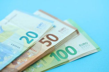 Büyük meblağda, mavi arka planda yüz yirmi-elli euro para faturası.