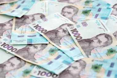 Modern tasarımı olan büyük miktarda Ukraynalı yeni 100 Hryvnia para faturası. Finansal konsept, iş ücretleri