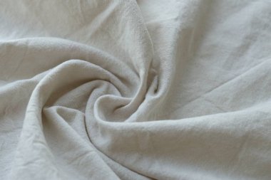 Arka plan olarak beyaz renkli gri tekstil peçetesi. Katlanmış dekoratif mutfak pamuğu havlusu kapat.