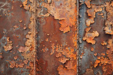 Eski paslanmış ve paslanmış metal yüzeyin kabuğu soyulmuş. Arkaplan veya haritalama için arkaplan dokusu