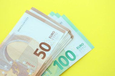 Sarı arka planda 150 Euro 'luk büyük bir meblağ. Yakın plan.
