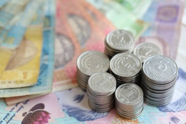 Birkaç yığın Ukrayna parası eski Hryvnia banknotlarının üzerinde yatıyor.
