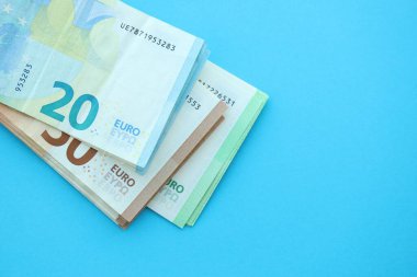 Büyük meblağda, mavi arka planda yüz yirmi-elli euro para faturası.