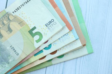 Avro para banknotlarının büyük miktarları ahşap arka planda kapanıyor.