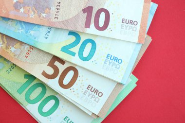 Büyük meblağda yüz, yirmi, on ve elli euro. Kırmızı arka planda. Yakın plan.