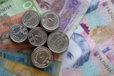 Birkaç yığın Ukrayna parası eski Hryvnia banknotlarının üzerinde yatıyor.