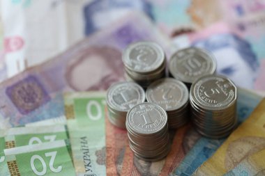 Birkaç yığın Ukrayna parası eski Hryvnia banknotlarının üzerinde yatıyor.