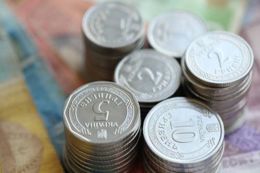 Birkaç yığın Ukrayna parası eski Hryvnia banknotlarının üzerinde yatıyor.