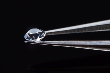 Metal kuyumcu cımbızında tutulan elmas seçici odaklı, yakın mesafeden kesilmiş parlak taş. Profesyonel fotoğraf.