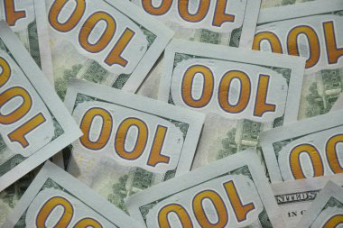 Birçok yüz dolarlık banknot dokusunun işlenmiş kolajı. Pankart, arkaplan veya 3B haritalama için doku