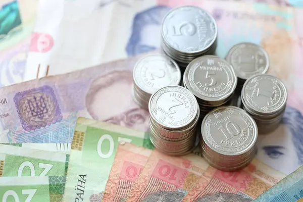 Birkaç yığın Ukrayna parası eski Hryvnia banknotlarının üzerinde yatıyor.