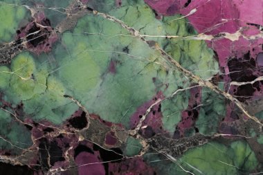 Zoisite tanzanit taşından işlenmiş kolaj mor ve yeşil doku. Pankart, arkaplan veya 3B haritalama için doku