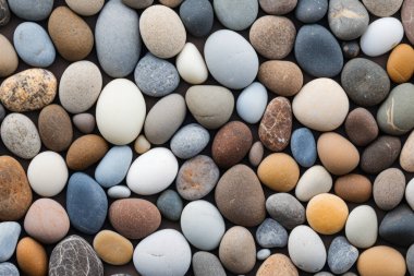 Sahildeki çakıl taşlarının yüzey dokusunun işlenmiş kolajı. Pankart, arkaplan veya 3B haritalama için doku