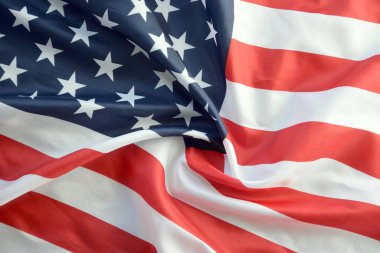 Amerika Birleşik Devletleri bayrağı, yıldız ve şeritlerle kaplıdır. Resmi Amerikan Bayrağı gün ışığında kıvrımlarla el sallıyor