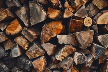 Kış için hazırlanmış odun yığınının işlenmiş görüntüsü. Yakacak odun kesimi, yakın plan.