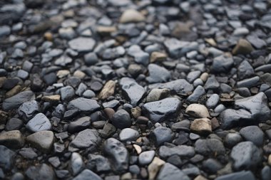 Asfalt dokusunda ıslak çakıl taşlarından oluşan işlenmiş kolaj. Pankart, arkaplan veya 3B haritalama için doku