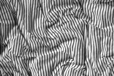 Birçok katlı, soyut siyah ve beyaz soyulmuş kumaş arkaplan kolajı.