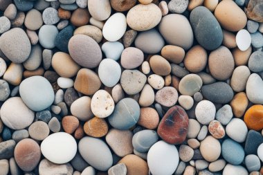 Sahildeki çakıl taşlarının yüzey dokusunun işlenmiş kolajı. Pankart, arkaplan veya 3B haritalama için doku