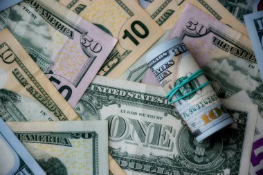 100 dolarlık banknotlar, doğal ışık altında büyük miktarlarda Amerikan dolarına bağlı.