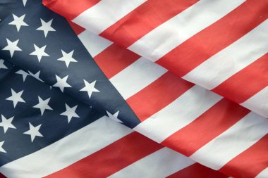 Amerika Birleşik Devletleri bayrağı, yıldız ve şeritlerle kaplıdır. Resmi Amerikan Bayrağı gün ışığında kıvrımlarla el sallıyor