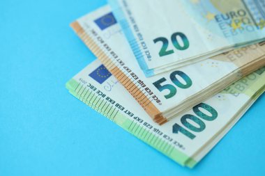 Büyük meblağda, mavi arka planda yüz yirmi-elli euro para faturası.