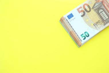 Sarı arka planda 150 Euro 'luk büyük bir meblağ. Yakın plan.
