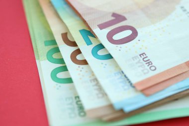 Büyük meblağda yüz, yirmi, on ve elli euro. Kırmızı arka planda. Yakın plan.
