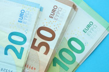 Büyük meblağda, mavi arka planda yüz yirmi-elli euro para faturası.