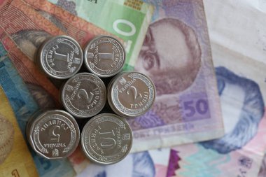 Birkaç yığın Ukrayna parası eski Hryvnia banknotlarının üzerinde yatıyor.