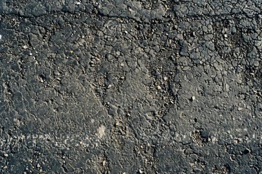 Düz siyah ve eski asfalt yol yüzeyinin fotoğrafı. Arkaplan veya haritalama için arkaplan dokusu