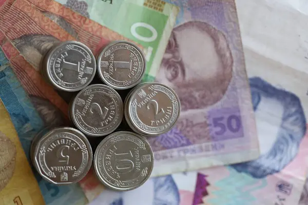 Birkaç yığın Ukrayna parası eski Hryvnia banknotlarının üzerinde yatıyor.