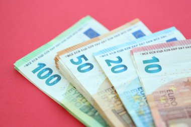 Büyük meblağda yüz, yirmi, on ve elli euro. Kırmızı arka planda. Yakın plan.