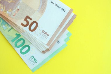 Sarı arka planda 150 Euro 'luk büyük bir meblağ. Yakın plan.